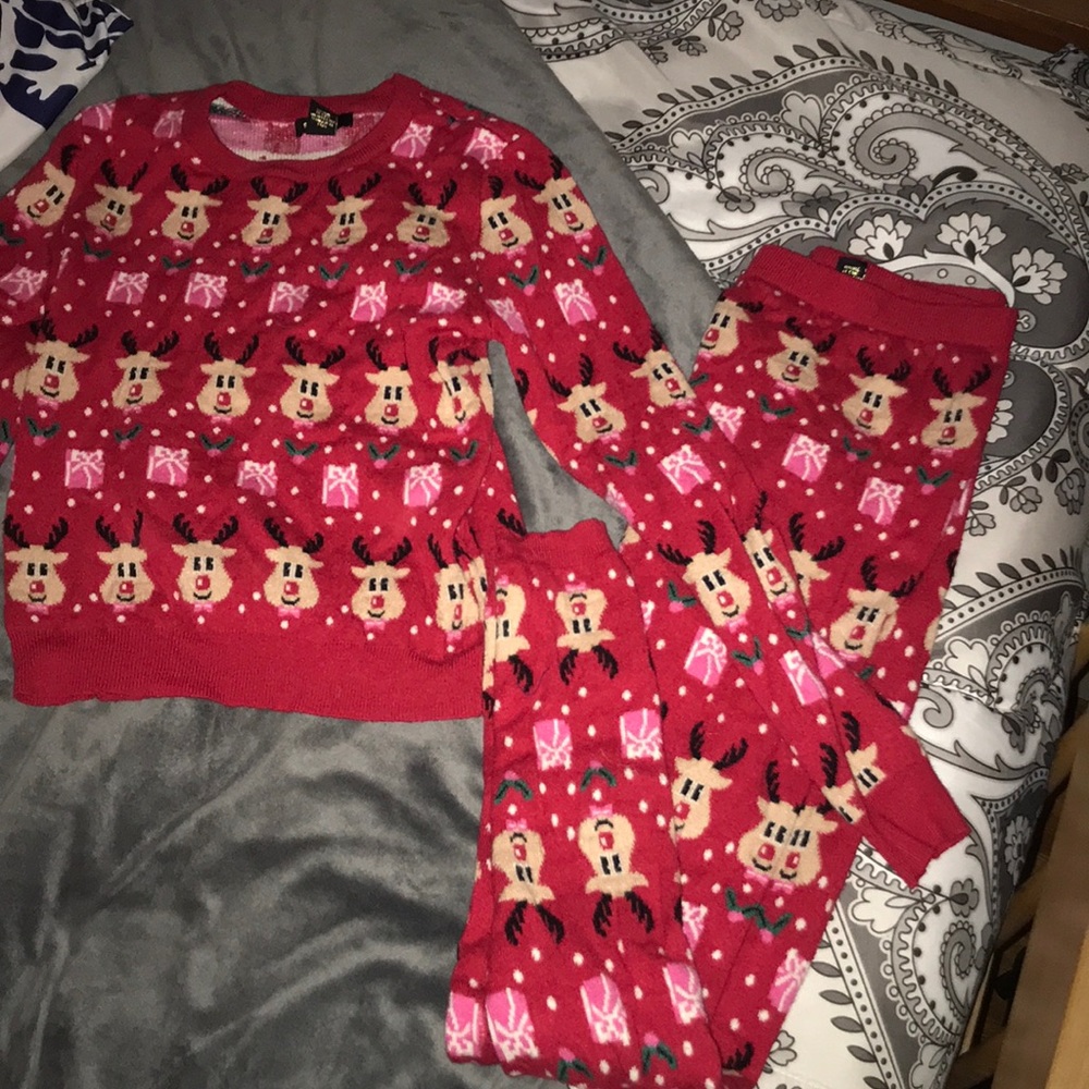 Matching Christmas sweater and leggings